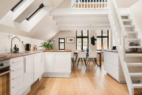 Top-floor Apart W/ Private Patio And Work Space